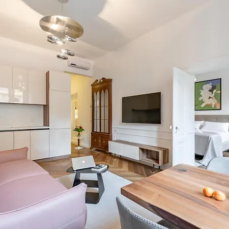 Luxury 1-bedroom Piazza Cavour *